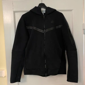Nike tech fleece svart - Svart Nike tech fleece hoodie i storleken M. Den passar också L (Passar mig bra och jag är 182cm). Kontakta mig ifall du vill ha fler bilder, om du har några frågor eller ifall du är intresserad.