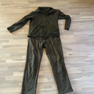 Massimo Dutti tracksuit - Säljer denna Massimo dutti dressen. Storlek M i både byxor och tröja. Skick 9/10. Köpt för 1800kr, säljer för 800kr Hör av er vid andra frågor🤝