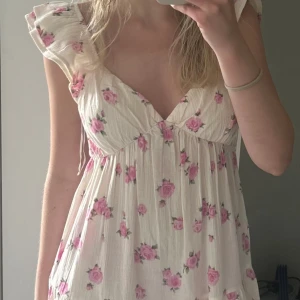 Sommarklänning  - Så fin klänning från bikbok. Aldrig använd endast testad. Storlek S