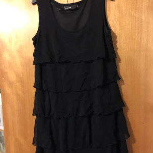 Ruffel klänning  - Nyskick  Liten M