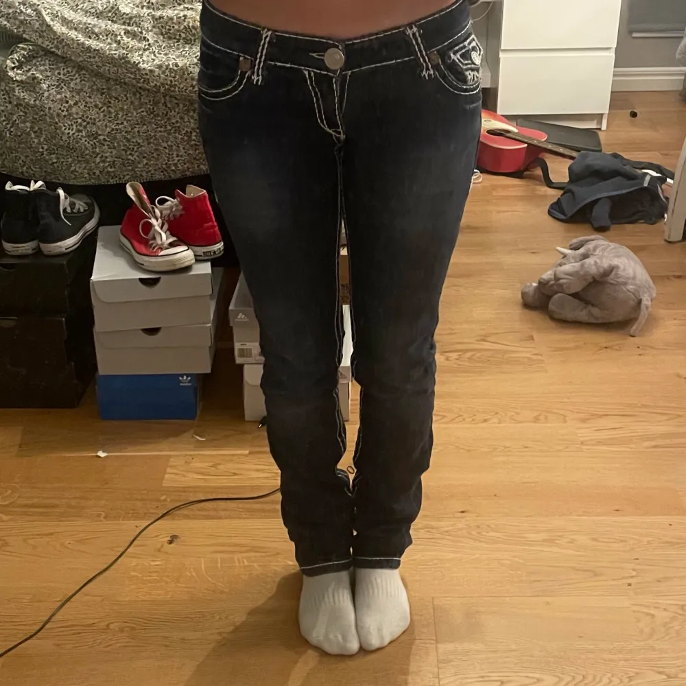 Säljer mina jätte fina true religion jeans då de inte kommer till användning, de är i storlek 27 och är lite för långa på mig som är 157. De är i väldigt fint skick utan defekter. Hör av dig vid funderingar eller pris förslag /Iris 💕. Jeans & Byxor.