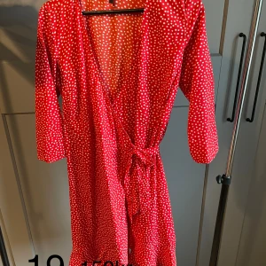 Omlottklänning - Omlottklänning från VeroModa. Använd 1 gång. 