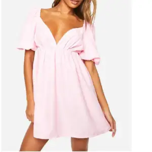 Supersöt rosa klänning från Boohoo med puffärmar!! 🥰🥰💕sänker pris vid snabbt köp!!