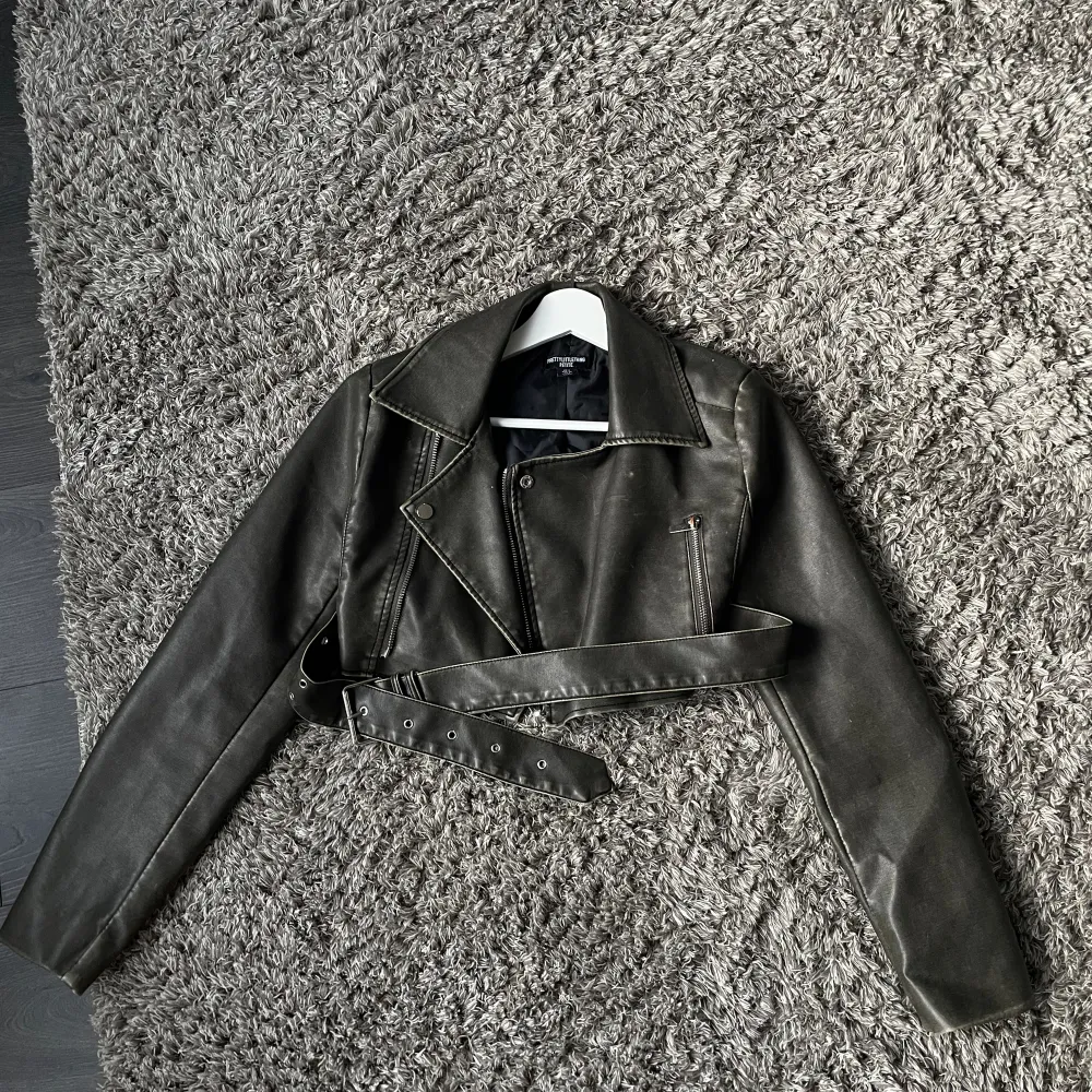 Jättefin skinnjacka från PLT använt några gånger men är i bra skick😇 Sitter perfekt på mig som är en S/M. (Köpare stör för frakten). Takit.