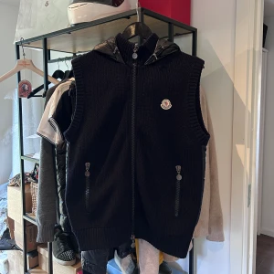 Moncler Hybrid Väst - Moncler hybrid väst i nyskick, slutsåld i hela världen och produceras inte längre, väldigt sällsynt modell. Storlek L passar M, navy. Nypris idag ca 8000kr mitt pris 3600kr! Över 70 refs från gamla kunder finns, bara att skriva vid frågor 