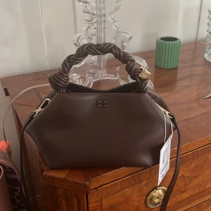 Ganni väska  - Intressekoll på denna helt nya ganni väska, så cool och unik 