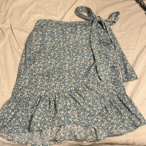 Kjol  - Knytkjol i bra skick 