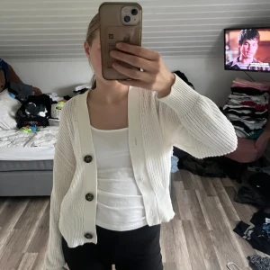 Stickad kofta - Jätte fin vit ”stickad” kofta. Använd få gånger förut🤍