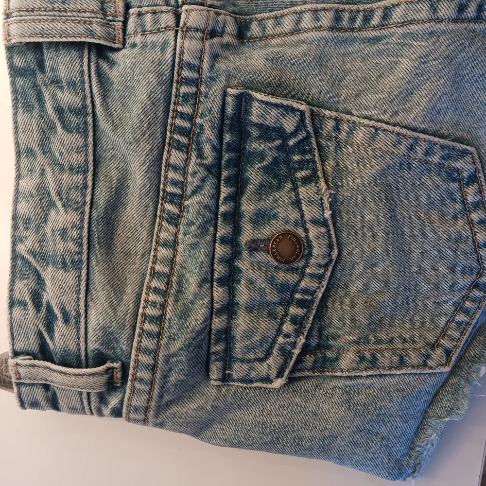 Säljer mina shorts från pull&bear eftersom att de kommer till dålig ändvändning, inga defekter kan vara lite tighta i midjan men dom töjs ut efter andvändning. Kan diskutera priset. Vill du ha fler bilder så kontakta.. Shorts.