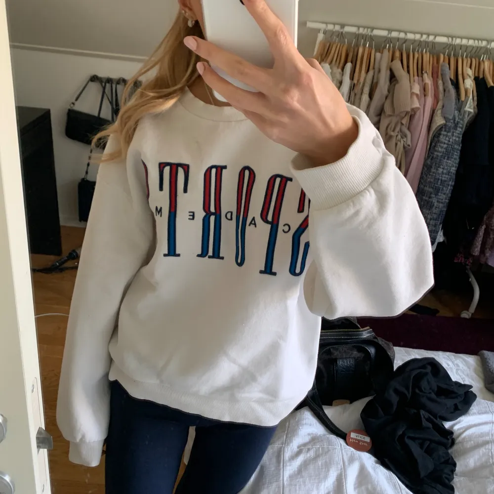 College tröja från Gina tricot med tryck i storlek xs, sällan använd💕💙. Hoodies.