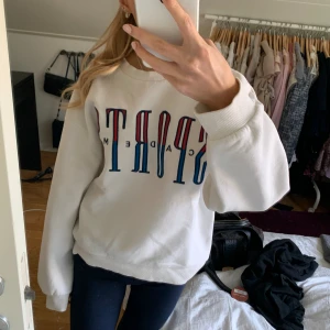 College tröja - College tröja från Gina tricot med tryck i storlek xs, sällan använd💕💙