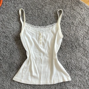 Brandy topp - Jätte söt topp med spets från brandy Melville!! Skulle säga att den passar en xs-m eftersom den är väldigt stretchig