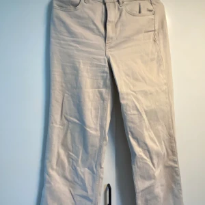 Beiga jeans  - Beiga, breda jeans från only, använda fåtal gånger.