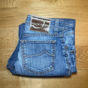 Jacob Cohen Jeans - Hej! Jag säljer nu ett par Jacob Cohen jeans. Dom är slim fit och i storlek 31. Skick: 10/10, inga defekter🙌. Nypris: 4200kr💰, mitt pris: 899kr✅. Kan svara på frågor och skicka mer bilder🙌!