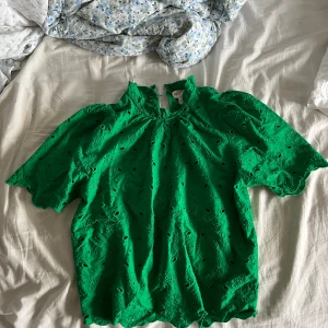Nästan oanvänd fintopp!  - Elegant topp med snygga detaljer! Från Lindes egna märke Holly And Whiteboarden. Strl M!  Resårbandet i nacken är lite uttöjt tyvärr men annars inget fel på tröjan. 70kr och köparen står för frakten💕