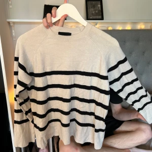 Vit stickad tröja - Säljer en fin stickad tröja, den har inga skador alls❤️storlek xs men är samma som en s