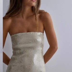 Balklänning  - Champagne färgad paljett klänning från Nelly i storlek xs🥂🤍🐆 (Glossy maxi dress)