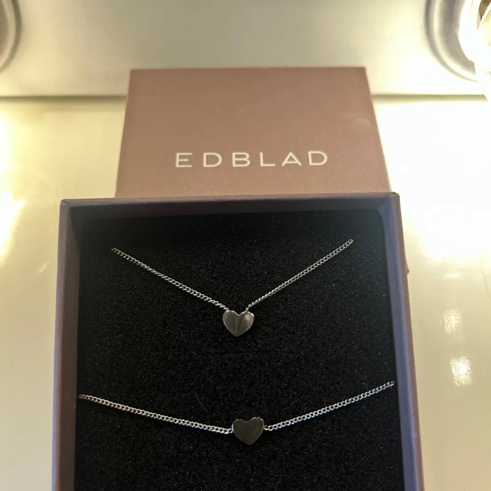 Super gulligt smycke set med armband + halsband i ”Pure Heart Steel mini” från Edblad, fick 2 i studentpresent så säljer 1 par!🤍. Accessoarer.