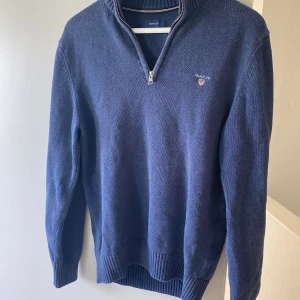 Gant halfzip - En riktigt snygg halt zip som jag säljer eftersom den är för liten. Den e använt men inget man kan se. Skick 8/10 
