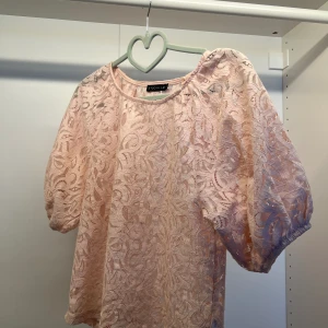 Blus - Fin blus som är perfekt till sommaren i bra skick!! Säljer denna också då den inte kommer till användning längre😍Pris kan ändras vid snabb affär