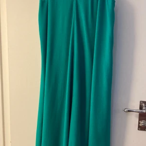 Klänning från ZARA - Sommar klänning från ZARA, maxi, aldrig använd utan prislapp. Strl M-L, knytning bak. (Färgen är turkosa) Köparen står för frakt