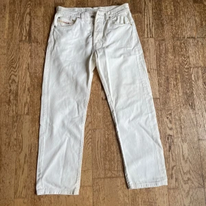 Diesel vita byxor - Vita jeans från Diesel  Strl: W: 34 L: 32  Sliten lapp på byxan, skriv om du vill ha fler bilder!