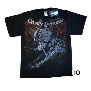 Crusty Demons T-shirt  - Crusty Demons T-Shirt i storlek L. Tröjan är helt ny och har tags kvar. Mått: axelbredd - 52 cm, längd - 70 cm. Skriv för fler bilder och frågor!