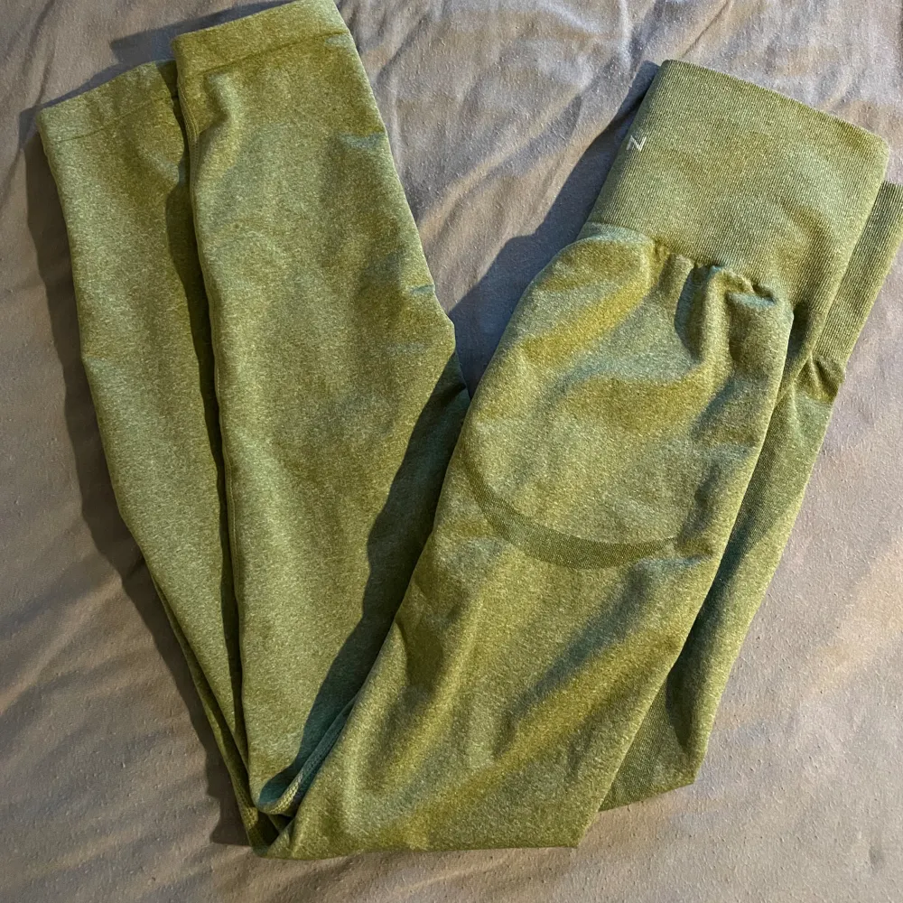 Säljer mina gröna nvgtn leggings i storlek M. Mycket bra skick, knappt använda. Nypris 605kr❤️  . Sport & träning.