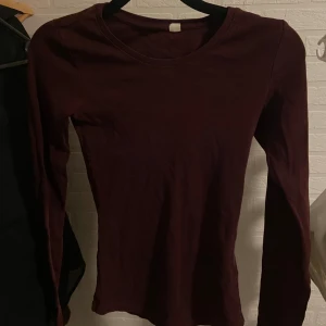 Tröja  - Från:h&m Stl: 140-146 I väldigt bra skick nästan aldrig använt 