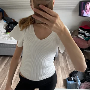 Vit topp - Sötaste toppen ifrån Only som jag tyvärr inte får användning av längre Tror den är köpt för ca 400kr säljs därför för 150kr🩷