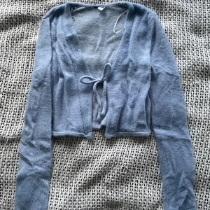 Blå stickad tröja - Blå stickad tröja med knytdetalj