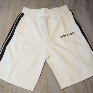 Palm Angels Shorts - Säljer helt nya oanvända palm angels för att de passade inte mig
