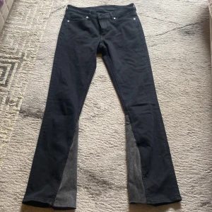 Low rise bootcut jeans - Ett par jätte snygga ny sydda jeans💕.  Säljer pgr av att de inte passar mig längre. Min kompis sydde ett par svarta skinny jeans till bootcut💕. Priset kan diskuteras.
