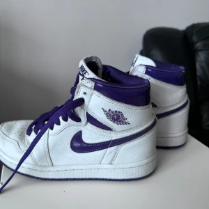 JORDAN 1 "COURT PURPLE WHITE" HIGH - Väl använda Jordans köpta på Zalando, i bra skick, storlek 36,5. Jag har storlek 38 och kan ha de. Något smutsiga och lite creasade men annars i bra skick. Säljer för 500