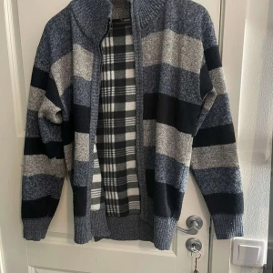 Fleece kofta - Väldigt fin o varm kofta tyvärr har blixtlåset slutat funka och då den inte används kändes det inte som en invistering för oss. Koftan är i M.