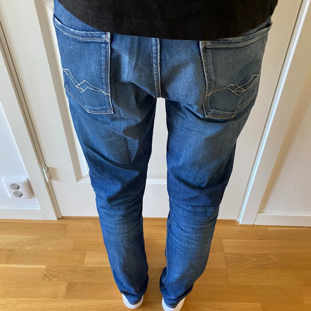 Ett par otroligt feta replay jeans i modellen anbass. Storlek 30/32. 10/10 skick. Pris går att diskutera.. Jeans & Byxor.