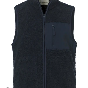 Flis väst - Mysig väst från A day’s march💕kom tyvärr aldrig till användning då den är för stor