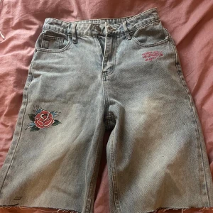 Ed Hardy Shorts - Ed Hardy shorts, har aldrig på mig dem därför säljer jag. Storlek 36 och går över knäna på mig som är 177cm. Nypris 900kr från Zalando