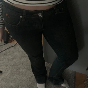 Lågmidjade jeans - Så snygga mörkblå jeans! Perfekt låg midja och stretchiga i materialet! Så snygga bakfickor!