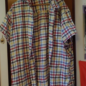 kortärmad skjorta  - Rutig kortärmad skjorta. Väldigt stor och luftig. Köpt second hand och använd en del men i bra skick.