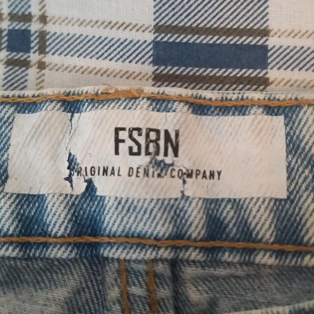 Säljer ett par baggy ljusblåa newyorker/Fsbn jeans. Storlek 32/34.. Jeans & Byxor.