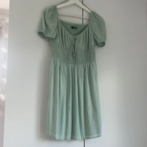Grön klänning  - Jättefin gullig loket klänning fårn bikbok som jag själv inte längre passar i! Hade den en gång förra året så inte jätte använd