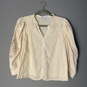 Blus/topp från Zara - Blus med puffärm och fina detaljer. 