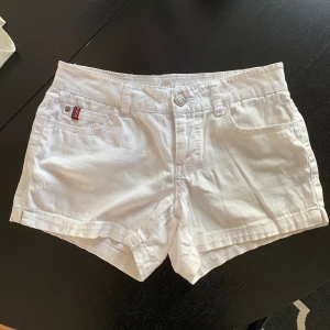 Lågmidjade vita Ralph Lauren shorts - Sitter gulligt och perfekta för sommaren! Köpta second hand, ca 40 cm breda och ca 26 cm långa. Skriv för fler bilder eller frågor💗