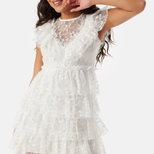 En fin vit klänning perfekt inför studenten eller avslutningar - En fin vit student eller avslutnings klänning ifrån bubbleroom. Är helt oanvänd och säljer den pågrund av att jag råkade köpa fel storlek. Kan prata om priset och frakt när du kontaktar mig! ❤️