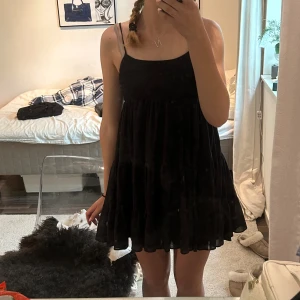 Zara klänning  - Svart kort klänning från zara! Perfekt nu till sommaren💕💕Inga defekter