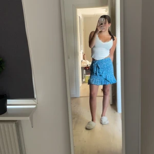 Kort kjol  - Kort kjol som är söt inför sommaren!  Storlek S  Köparen står för eventuell frakt 