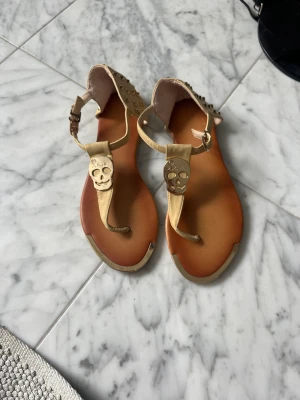 Sandaler  - Super coola och snygga sandaler köpta utomlands!!!! Storlek 37 men skulle säga att de är stora i storleken!