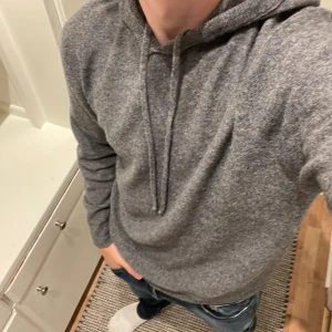 Kashmir hoodie - Mycket bra skick utan defekter-perfekt till sommarkvällar-storlek M-jag är 182-den är i 100% Kashmir-kom dm om du har några funderingar
