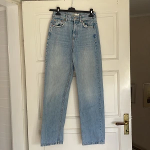 Jeans - Blå jeans från gina tricot i använt skick, men har inga tecken på användning. Storlek 36. Är medelhöga i midjan och har raka ben. Skickar mer bilder om de efterfrågas. Fraktkostnad tillkommer 💕  Nypris: 599 kr